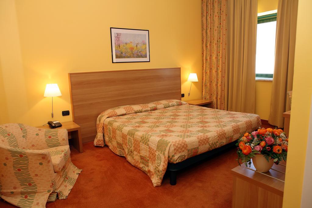 Hotel Romanisio Фоссано Екстер'єр фото