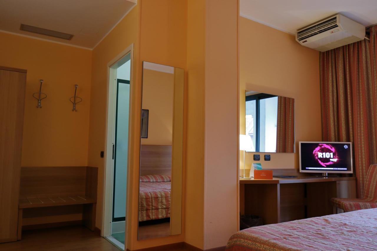 Hotel Romanisio Фоссано Екстер'єр фото